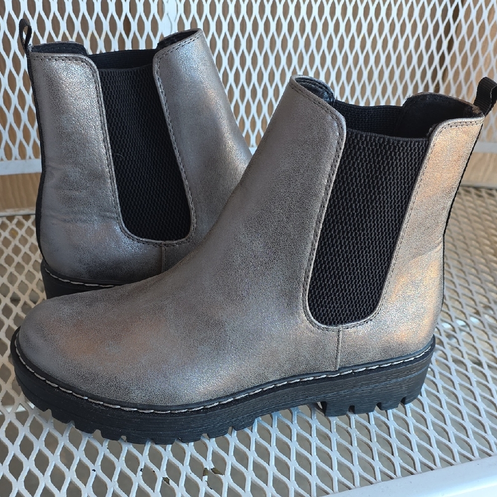 Metallic Silver Gray Pull On Soda Boots Women's 10 Like New Condition.